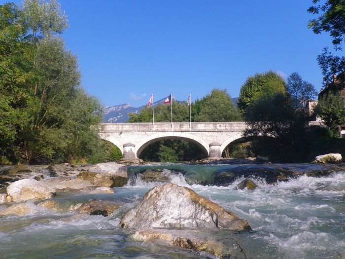 Le Guiers et son pont entre Les Échelles et Entre-deux-Guiers